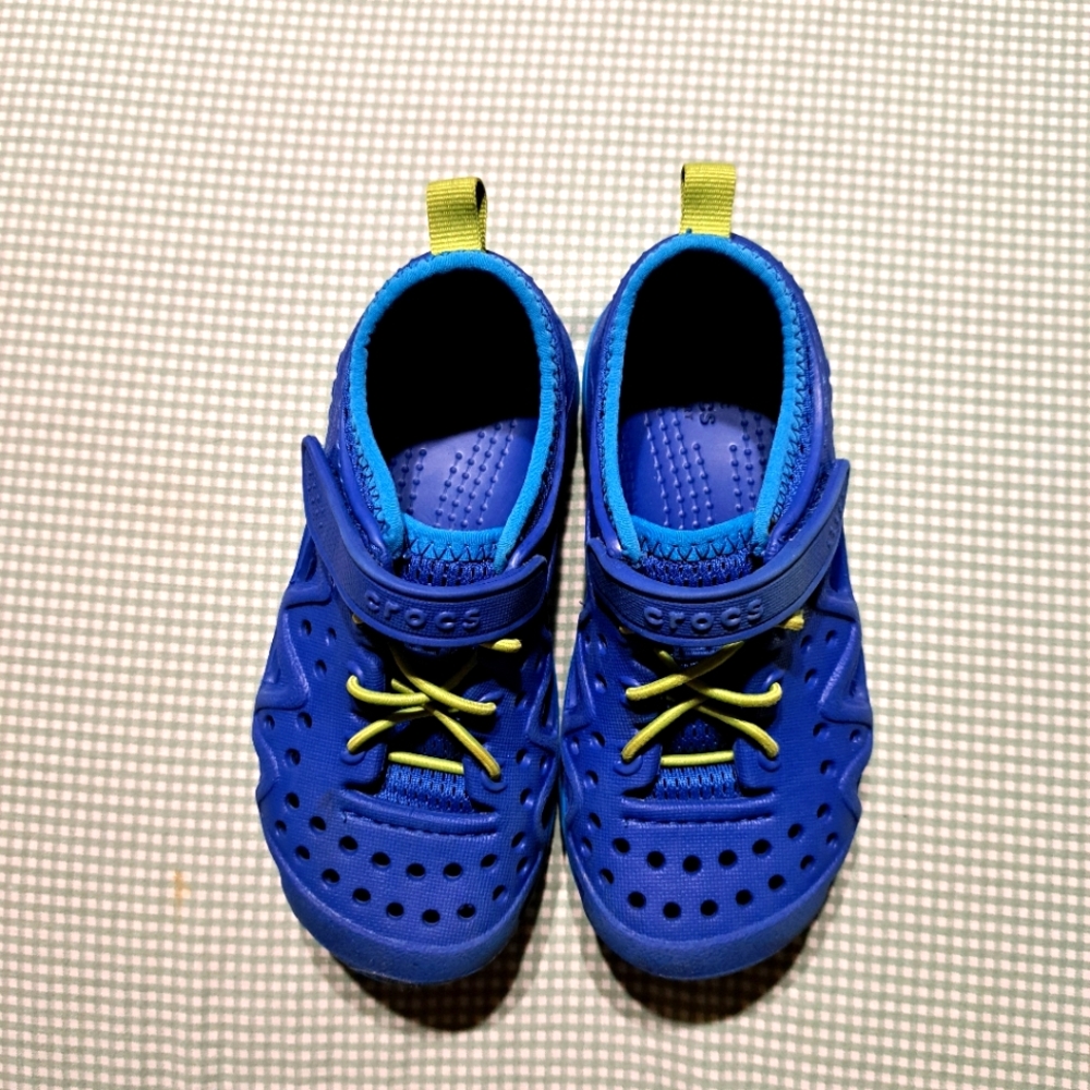 CROCS Kids Vibrant Blue Water Shoes with Green Highlights C11